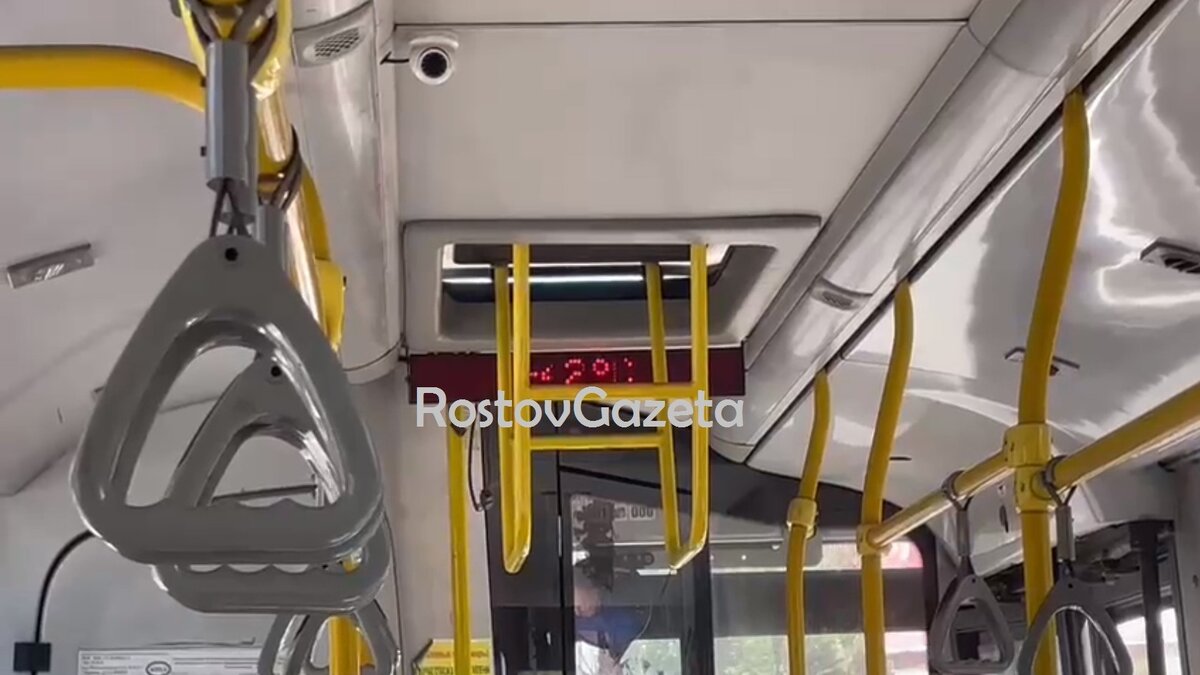     В Ростове в автобусе №63 из-за неработающих кондиционеров жара внутри салона достигла +42 градусов, сообщили RostovGazeta горожане.