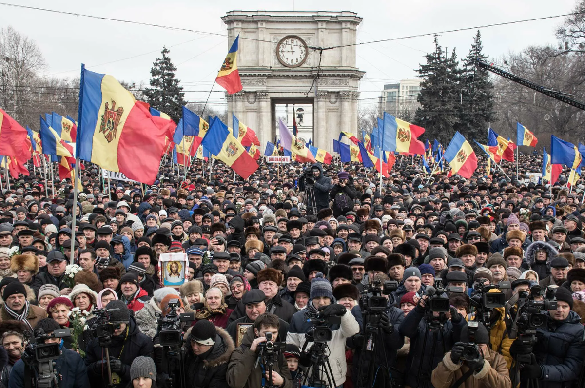 Молдова сиреневая революция. Кафельная революция в Молдавии 2009. Сиреневая революция в Молдавии 2009. Революция Молдовы 2009 год.