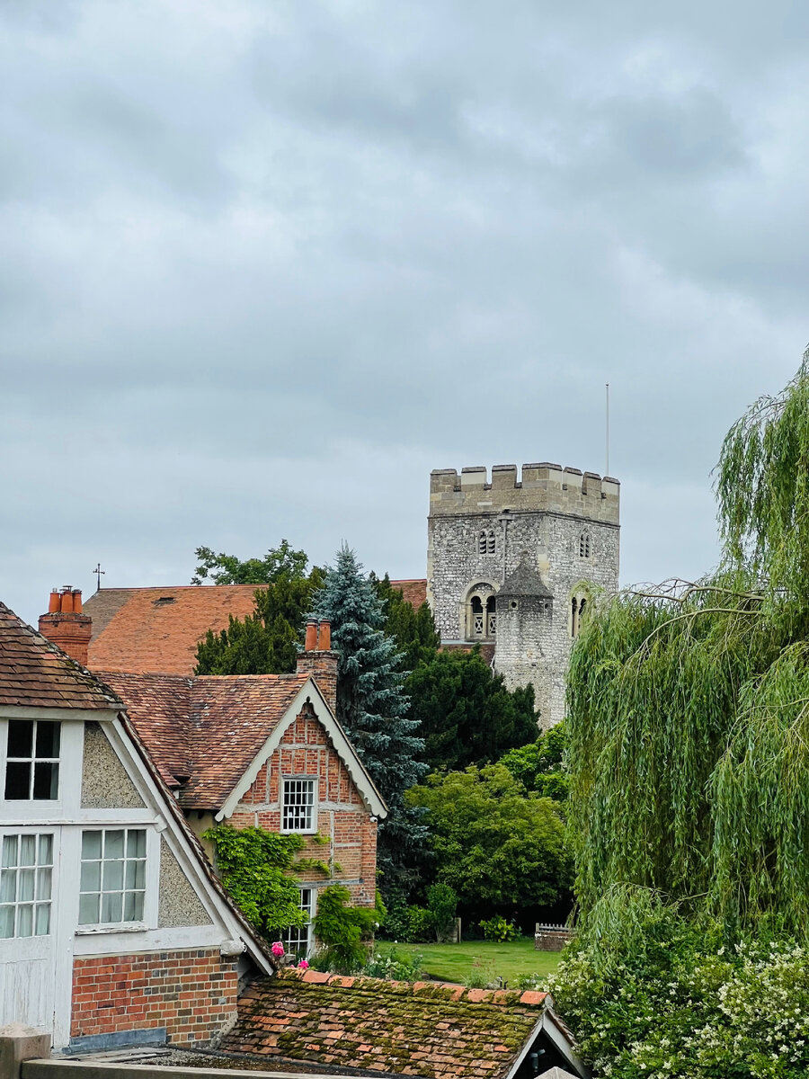 Вид с моста на дом и сад певца. Дом находится в центре фотографии. Фотография из личного архива. 