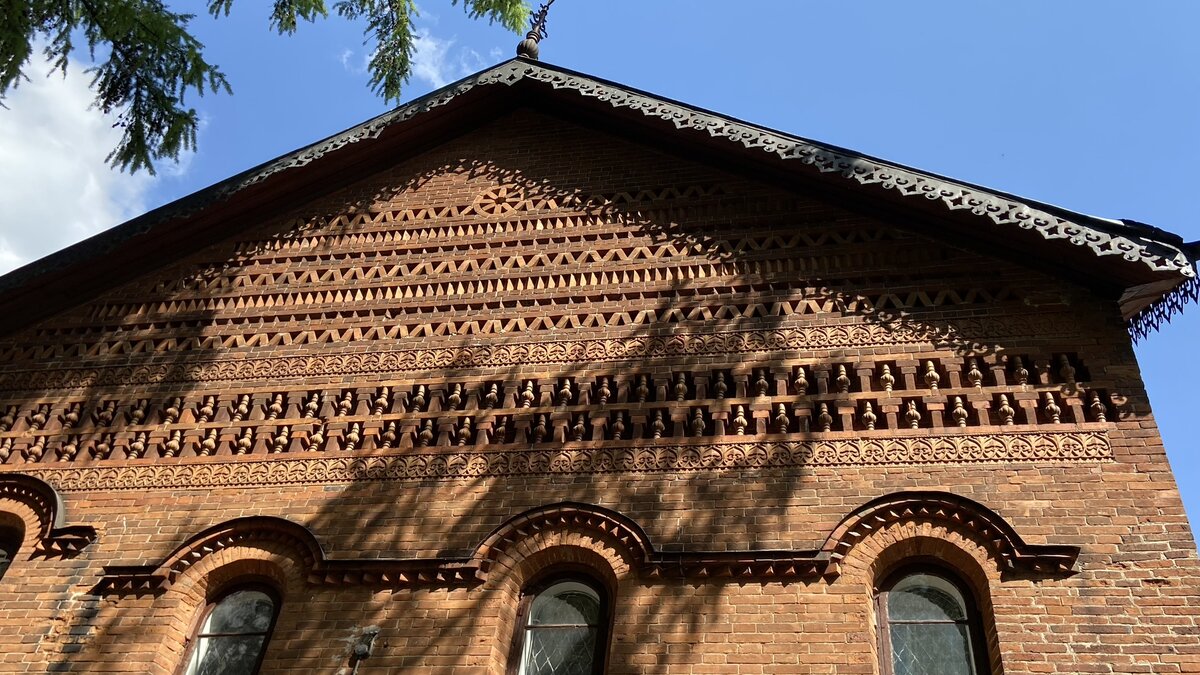 Вычурная кирпичная кладка.