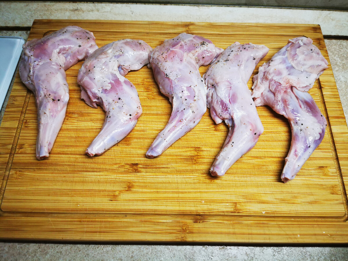 Мясо кролика должно быть практически сухим, чтобы не было брызг от кипящего масла, когда мы будем его обжаривать. 