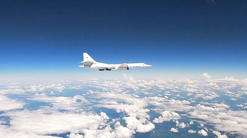 Самолёт Ту-160 в воздушном пространстве.  фото: картинки  яндекса. 