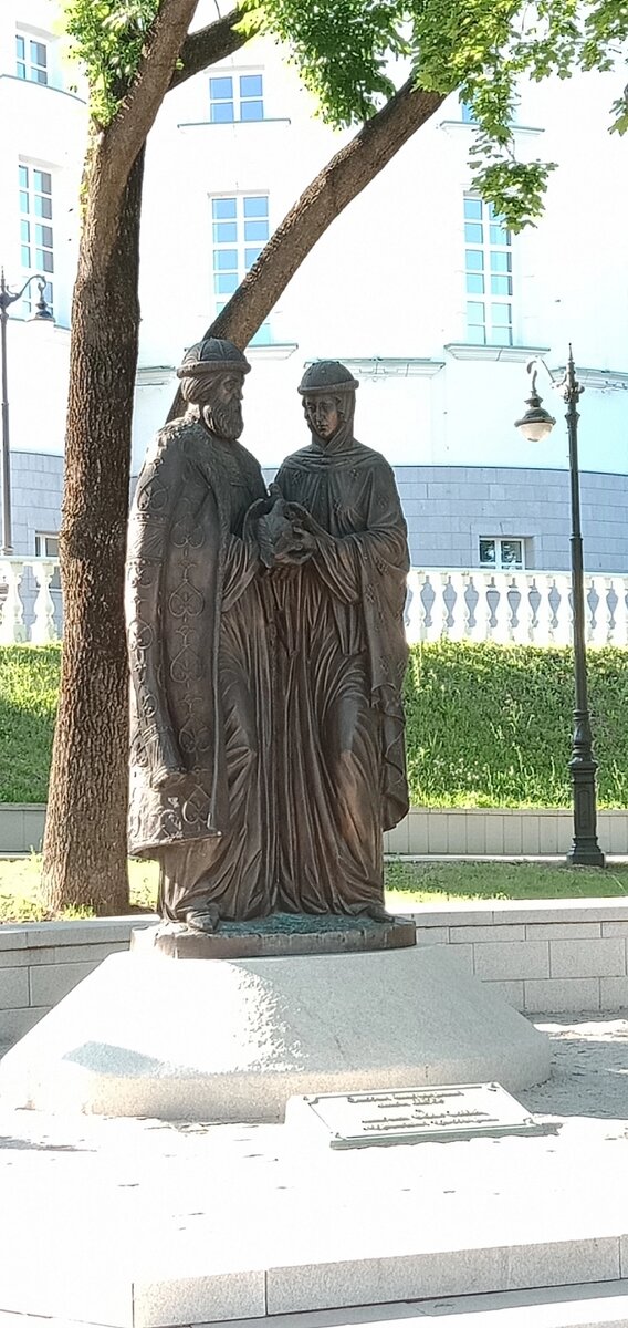 Фото автора. Памятник Петру и Февронии сфотографирован в городе Пенза. 