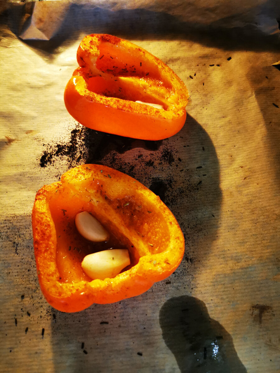 Когда перец приготовится, чеснок не выбрасываем, он нам понадобится в соус.