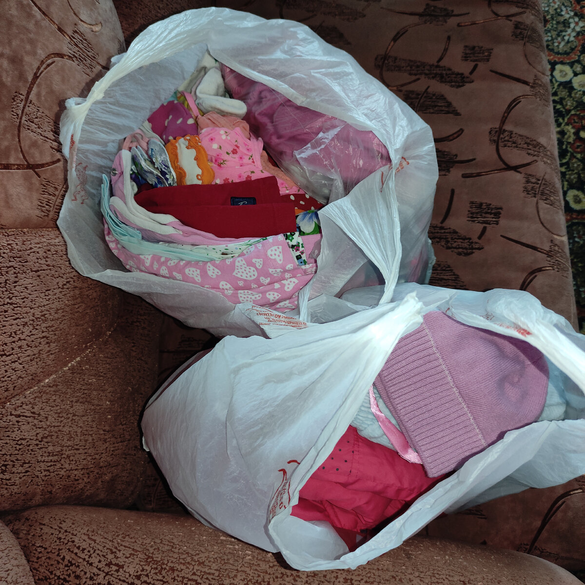 Отдала вещи детей из которых они уже выросли. Что-то хорошо поношенное, а кое-что новое с бирками. Продавец из меня никакой, поэтому отдала. На память сфотографировала. 