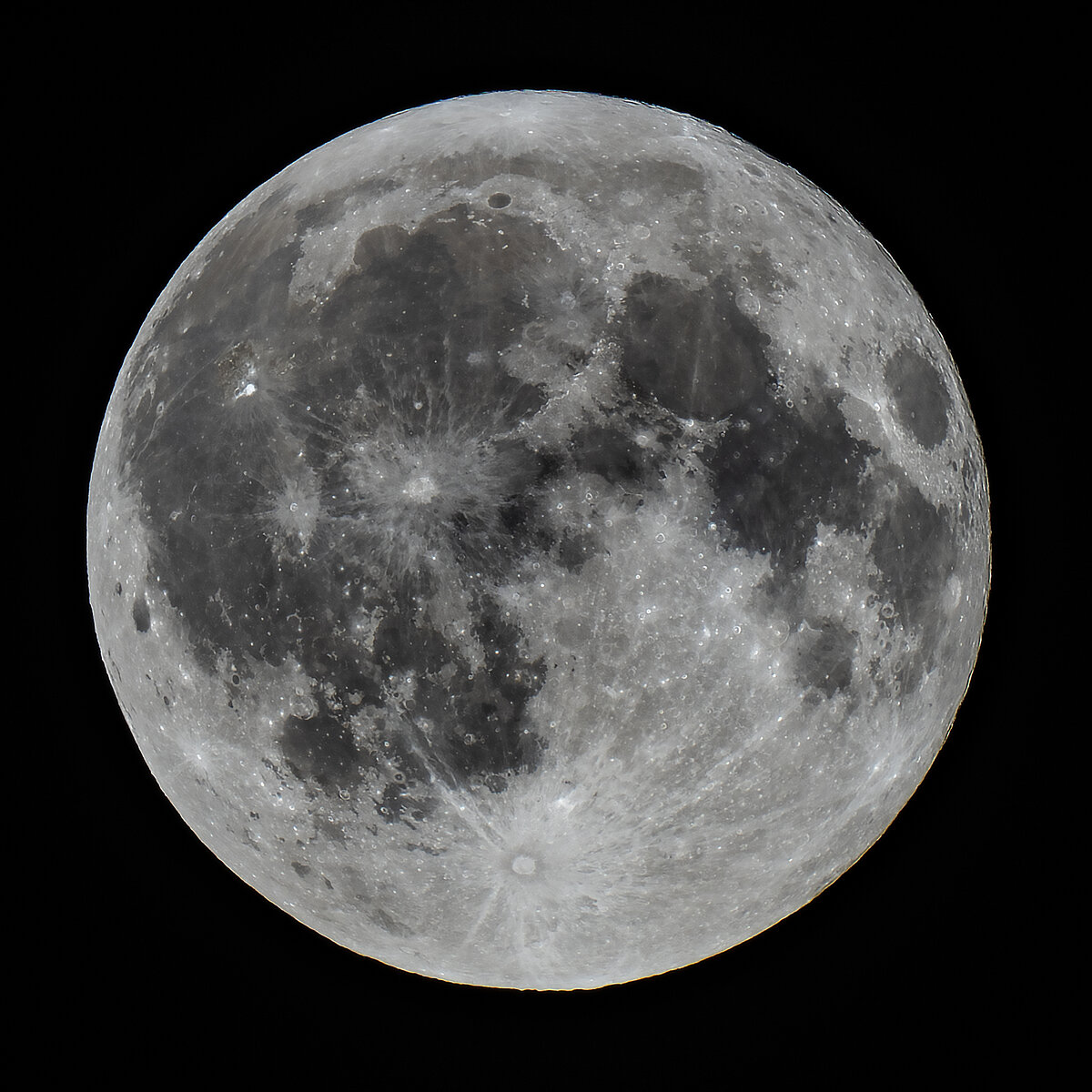 Полнолуние ночью