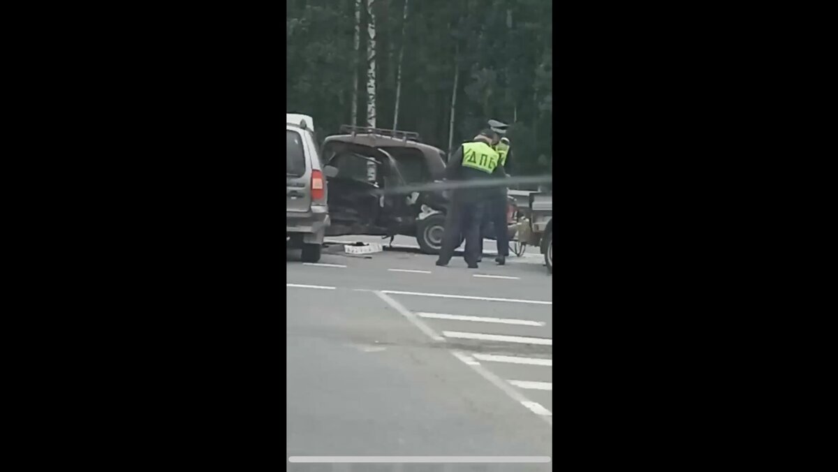     Жуткое ДТП произошло на выезде из города, водитель оказался зажат в авто: в сети очевидцы делятся фото с места аварии.