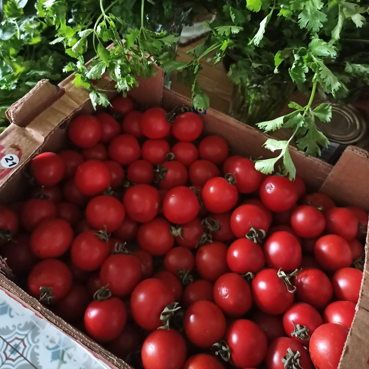 В сезон мы покупаем их ящиками и делаем заготовки.