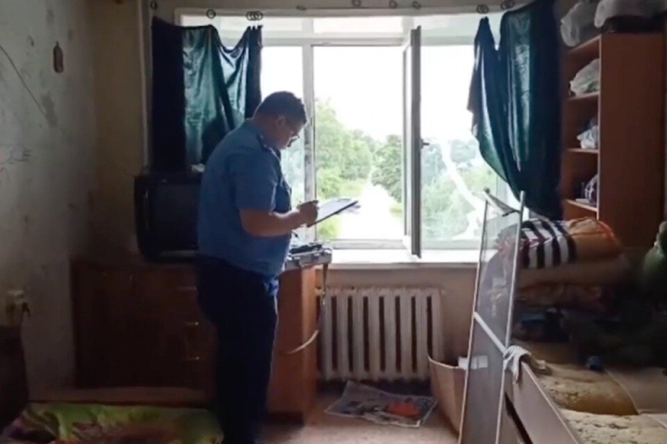    Ребенок играл возле открытого окна на полу СУ СКР по Хабаровскому краю и ЕАО