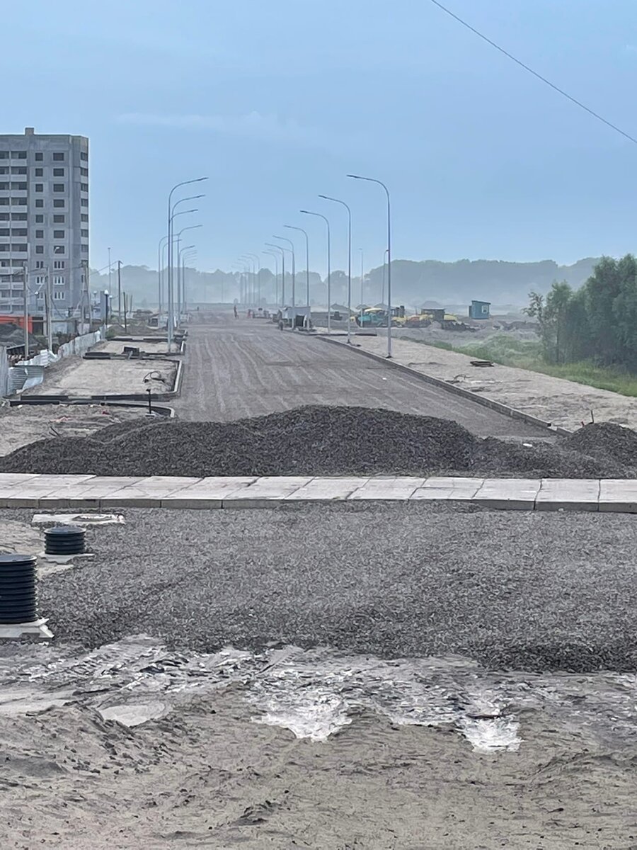    В Брянске жители микрорайона-резервации Деснаград пожаловались на дорогу у подъездов многоэтажек и загаженный берег реки avchernov