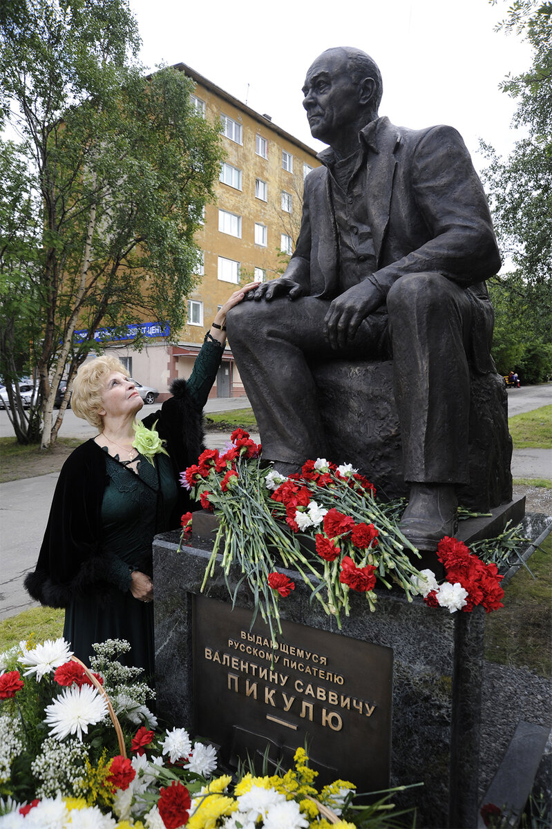 Эти подонки боятся открыть забрало». Валентин Пикуль и его враги |  Аргументы и факты – aif.ru | Дзен