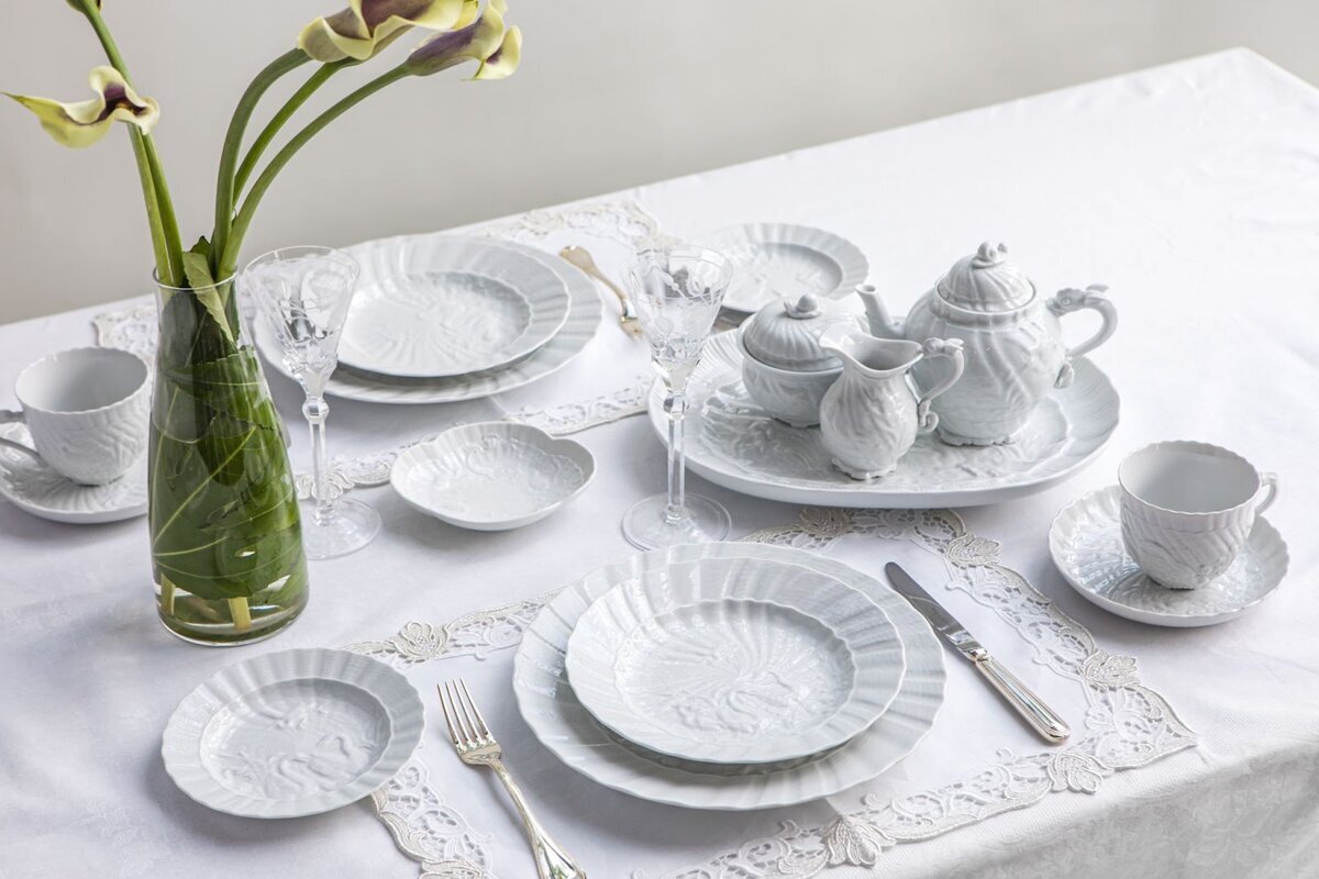 Такой изящный сервиз будет не только украшением стола, но и выразит ваше уважение к паре, подчеркнув их изысканный вкус