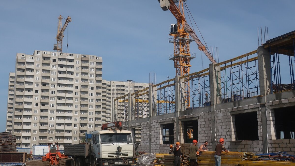     В Ростовской области за первые шесть месяцев года ввели в эксплуатацию 1,3 миллиона квадратных метров жилья, об этом рассказал замминистра строительства, архитектуры и территориального развития региона Сергей Вифлянцев.