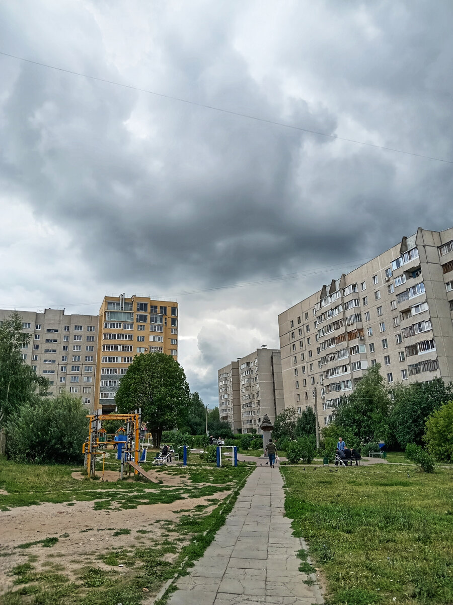 Тучи над городом, вышла вчера прогуляться