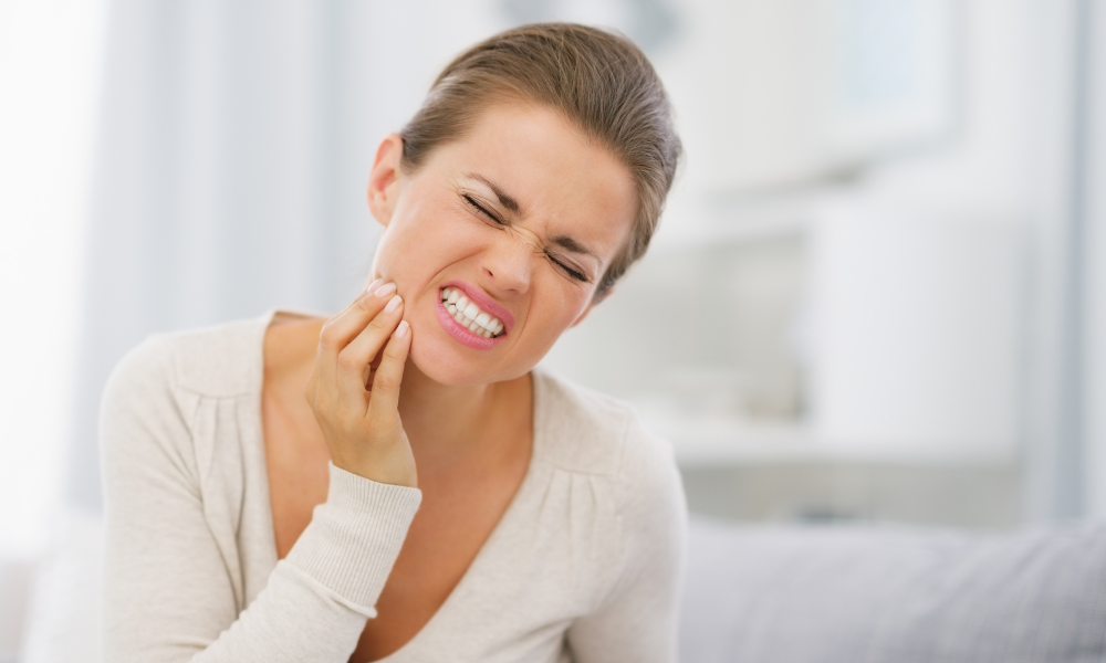 Причины почему болит зуб. Болит зуб. Боль в зубе. Чувствительность зубов. Острая зубная боль.