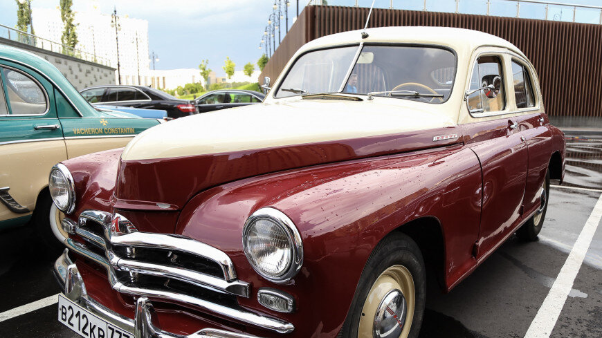 Одной из узнаваемых примет советской эпохи были автомобили, многие модели которых стали «народными» машинами, а сейчас и предметом ретро-коллекций. Mir24.tv рассказывает, какие автомобили выпускали в СССР, где их производили, сколько они стоили и с какими трудностями сталкивались граждане при их покупке. 
К середине 1950-х годов советская автомобильная промышленность производила достаточное количество машин представительского класса, однако ниша «народных» легковых автомобилей оставалась недостаточно освоенной. Между тем спрос на массовый автомобиль рос с каждым годом. Поэтому в 1960-1970-х годах в стране начали производить сразу несколько марок машин, которые со временем стали символами советской жизни. 