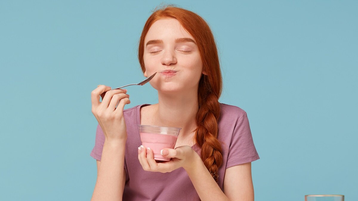    Девочка ест