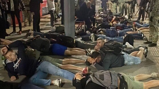    Полиция задержала в Казани 35 болельщиков, которые жгли файеры в электричке Юлия Шелковенко