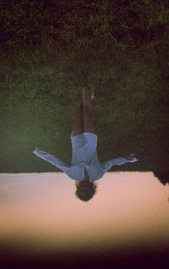 Ко мне обратилась клиентка с запросом: «Как найти своё предназначение». Зачастую, с таким запросом приходят люди, которые не хотят работать и ищут «волшебные способы» заработать, я редко берусь за такой запрос, анализирую клиентку на готовность/не готовность работать и действовать. Валерию взяла, поверила в неё и не зря. Валерия живёт в Германии, её муж айтишник 😀Когда они жили в Питере Валерия работала в найме на топовой должности, но не чувствовала себя на своем месте. Она постоянно находилась в поисках своего предназначения и пути, была уверена, что, если найти СВОЁ ДЕЛО, то обязательно деньги пойдут легко и быстро. Валерия была у астрологов, нумерологов, тарологов, психологов, на курсах личностного роста и иже с ними. Четыре года она блуждала в поиска СВОЕГО ПРЕДНАЗНАЧЕНИЯ, и каждый раз разочаровывалась, когда вышеназванные специалисты говорили ей делать не то, чем она хотела заниматься.  
Ко мне она попала совершенно случайно, её подруга получила классный результат от программы и уговорила прийти на бесплатную консультацию. Валерия не хотела и упиралась, она столько денег уже потратила, а тут ей поможет кто-то, да ещё и бесплатно?? 

С такими мыслями она проходила ещё два месяца, но уже начала почитывать мои посты [находила в них себя] и вот, когда я открыла запись бесплатных консультаций на следующий месяц, она всё-таки записалась. 

«Я слила кучу денег! Мой парень надо мной смеётся, говорит, что я ничего не довожу до конца! Мне срочно нужно с этим что-то делать, я больше так не могу! Я устала, мне плохо, чувствую отчаяние и беспомощность. Мне начинает казаться, что я живу напрасно, что в моей жизни нет никакого смысла! Если я не изменю это, пойду работать в ненавистный найм и буду выгорать, болеть, злиться и жить в напряжении 24/7!», — сказала Валерия сразу после приветствия. Было ясно, она больше так не может, она разочарована не верит в себя и свой успех. 

Уже на бесплатной сессии мы с Валерией разобрали:
Почему у неё не получается зарабатывать. 
Почему она не доводит дела до конца. 
Почему она бросает каждое новое дело, которое считала своим предназначением и думает, что ошиблась. 
Нашли причины её отчаяния и трудных чувств. 
Провели короткую диагностику денежного мышления. 

После, мы составили краткий, простой план действий по заработку первых денег онлайн [Это была мечта Валерии, заработать онлайн]:
Валерия получила задание по работе со стыдом [она боялась быть собой и показывать себя настоящую, из-за этого не могла выйти в онлайн, проявляться и продавать]. 
Мы прописали ей первую денежную цель по технике смарт, чтобы она точно её выполнила. 
Я дала ей задание на прокачку денежного мышления, которое прокачивает именно её слепые зоны. 
Для Валерии было открытием, что дело не в её лени и прокрастинации, не в том, что она безответственная, а в ошибках мышления, которые она попросту не замечала. 

Валерия выполнила все эти задания на отлично и уже через две недели заработала первые деньги, и на эти деньги купила мою программу. 

Сейчас Валерия занимается любимым делом (она занимается дизайном) и имеет в месяц стабильные 30-40 тысяч рублей, при этом работает 3 часа в день, а остальное время занимается саморазвитием и своими хобби. Она стала увереннее в отношениях с парнем, у неё появились свои собственные задачи, увлечения, цели, ценности. Она чувствует себя востребованной, нужной и на своем месте. 

Главный вывод, который она сделала: «В моей голове есть куча неосознанных процессов, и я никак не могу заметить их сама, пока ты мне не подсветила, Мари!» 

Теперь Валерия зарабатывает на наставничество ВИП, она твердо решила, что хочет повысить чек с моей помощью и упорно идет к своей цели. 

А я очень рада, что моя интуиция не подвела меня, и я не отказалась от работы с ней, эта девушка добьётся в жизни очень высоких результатов. Каждый раз, когда я смотрю её сторис, я искренне восхищаюсь ей. 

Тем, кто находится в похожей ситуации, предлагаю взглянуть на ситуацию под новым углом и задать себе вопросы: когда вы решите, что эта конкретная сфера/ниша ваше предназначение, что дальше? Что будете делать? Как поиск предназначения поможет вам заработать денег? Как вы можете заработать денег уже сейчас на том, что умеете делать? Почему вы не доводите свои дела до конца? 

А если вам очень трудно разобраться самим в этих вопросах, приходите на бесплатную консультацию. Записаться можно в сообщениях. 
 

