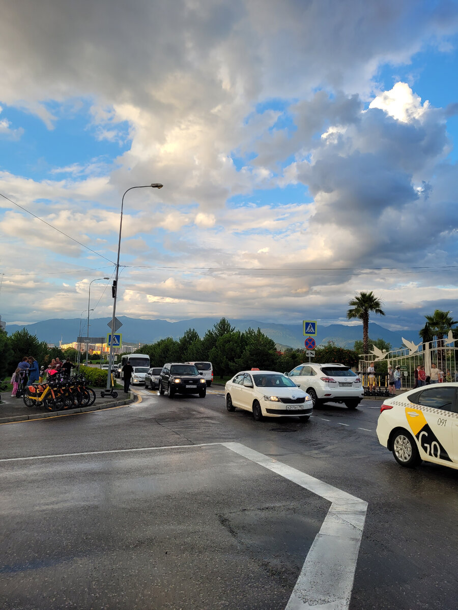 Видите горы? Хоть они и в облаках,  но все равно прекрасны🥰