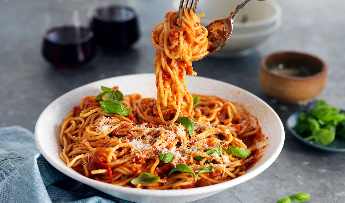 Паста с томатным соусом и сыром пармезан