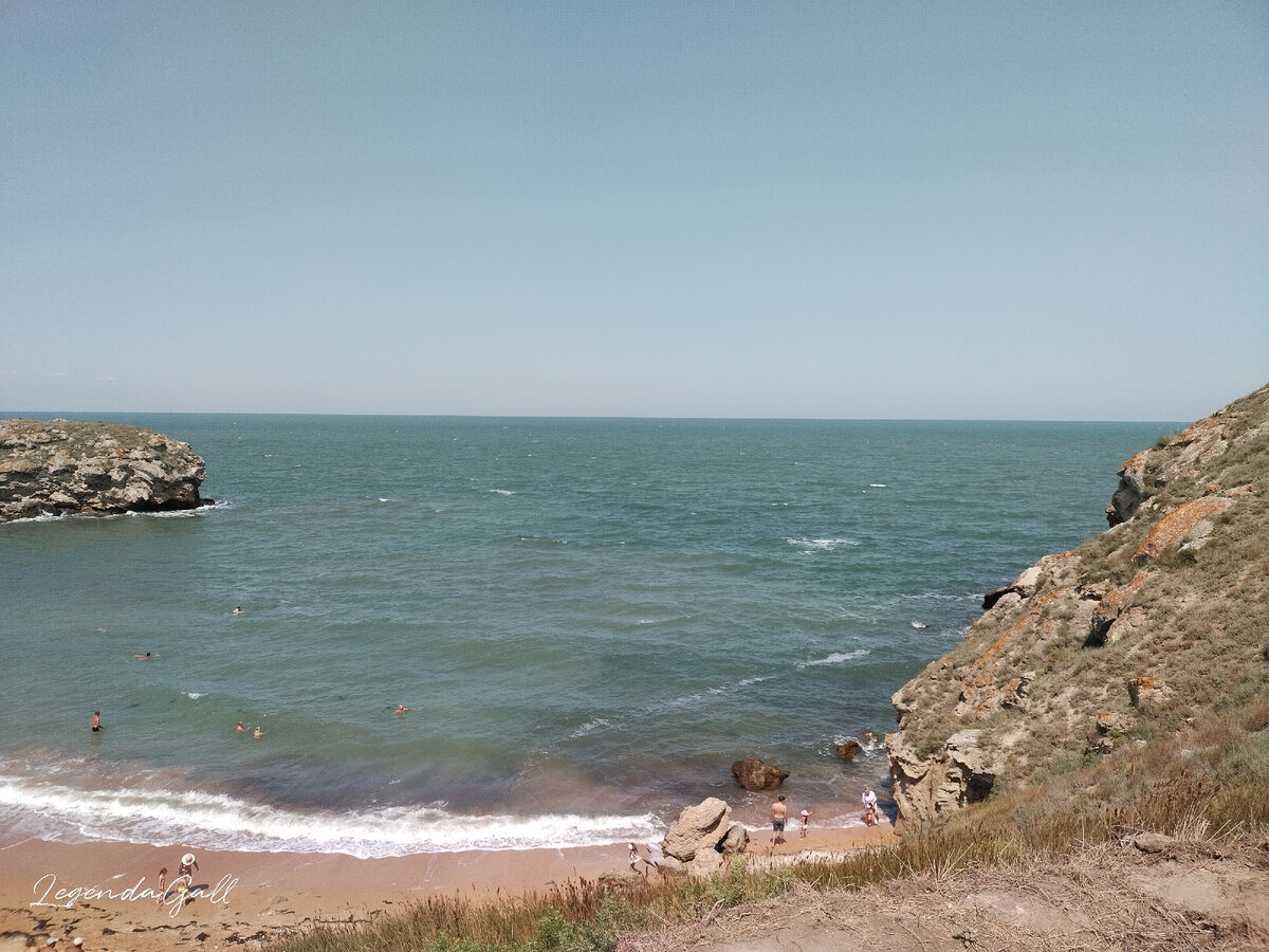 Темные пятна - это компот из водорослей. Да и купающихся не много...