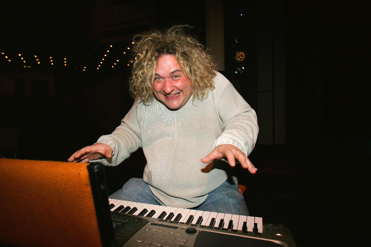 Длинные кудрявые волосы стали визитной карточкой артиста. Фото: legion-media.ru