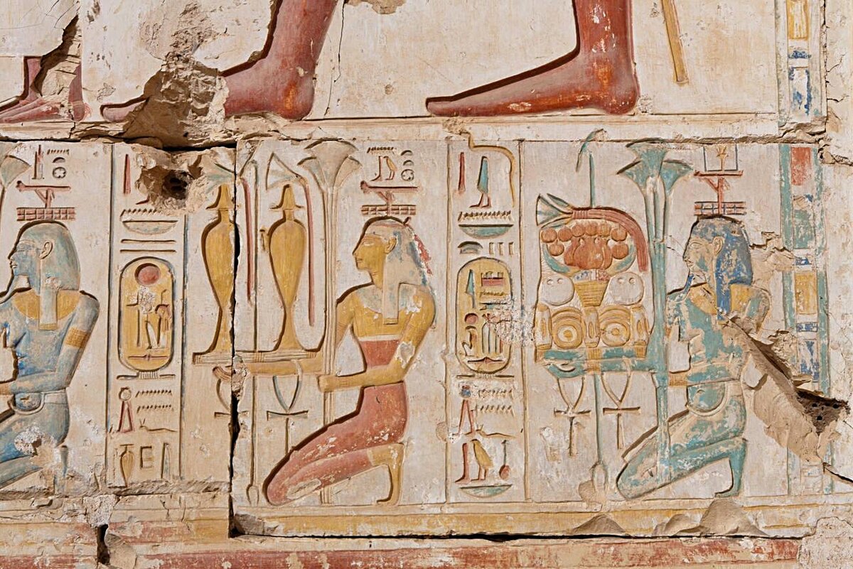 «Фреска из Абидоса с изображением напитков в глиняных сосудах». В Древнем Абидосе квас и пиво были популярными напитками, ~ 3100 год до нашей эры.