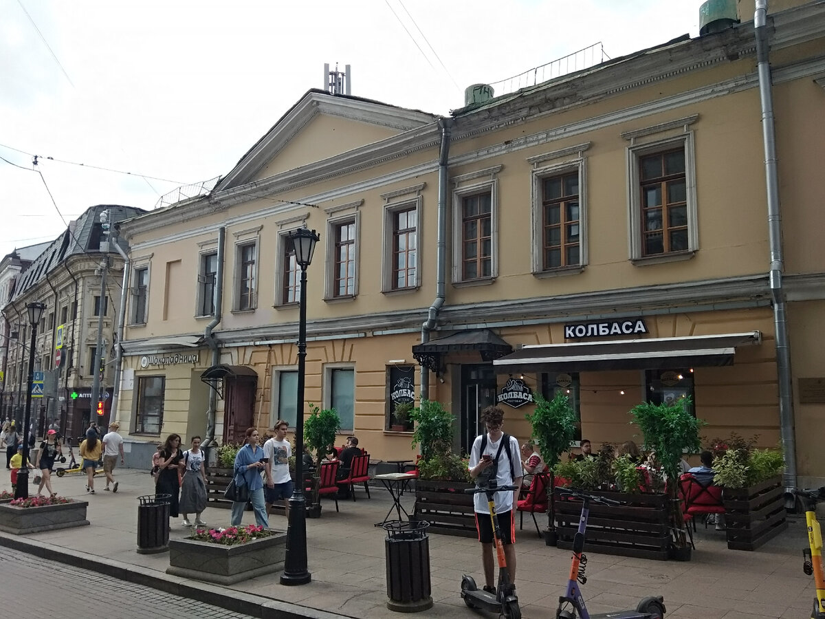 Улица Забелина, хоть и короткая, но очень оживлённая. В бывших доходных домах разместились магазины и кафе. Фото автора