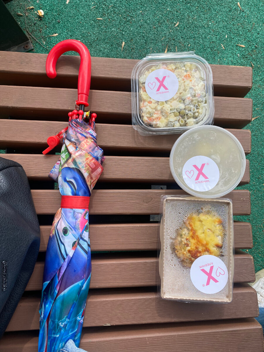 Два кофе, круассан с ветчиной и сыром, салат Оливье, запеченный картофель с сыром и бульон примерно 700₽. 