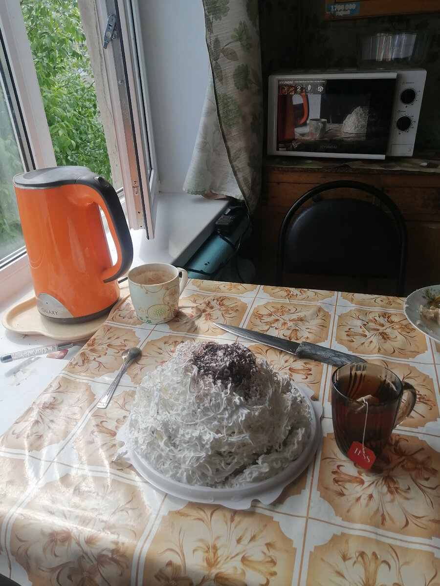 Обычай у нас на работе. Кто в отпуск идёт проставляется  ТОРТОМ☝️😁