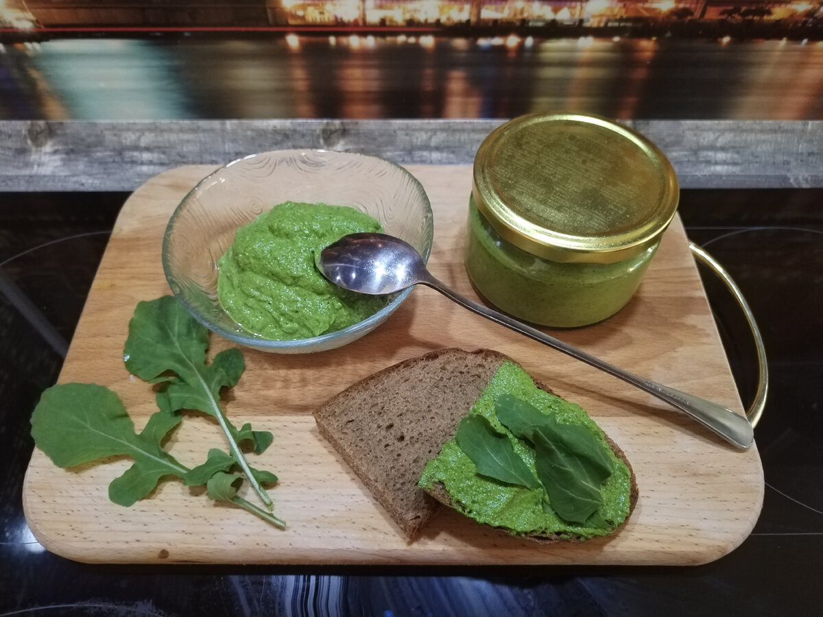 Доброго времени суток. С Вами Леся с Камчатки. И сейчас мы будем готовить соус песто из рукколы.