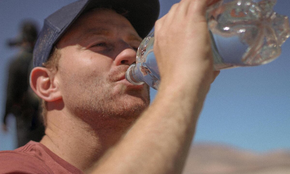 Моча видео мужчины. Мужик пьет воду. Мужчина пьет. Пить мало воды. Мужик пьет воду и улыбается.