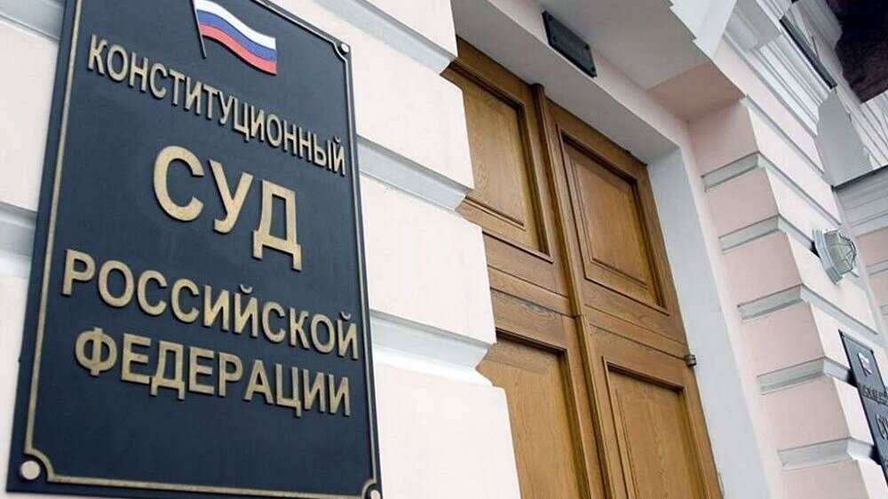     Сторож из Сибири дошел до Конституционного суда в попытках добиться достойной платы за сверхурочный труд. Суд работника поддержал! Депутаты теперь должны переписать статью Трудового кодекса. До этого в законе имелись лазейки, позволявшие работодателям действовать на свое усмотрение. Но есть одно но.