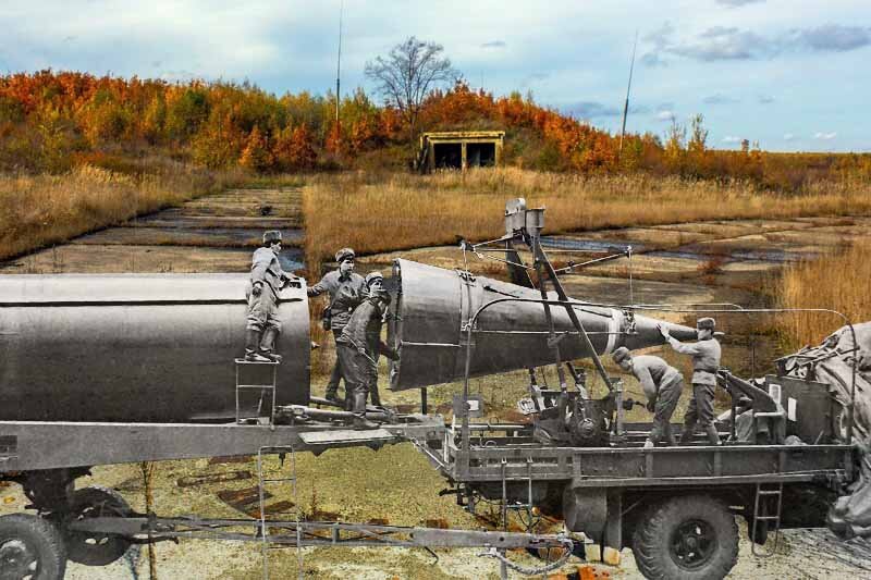 Коллаж из нашей фотографии и прижизненной фотографии Е. Терентьева с аналогичной позиции при жизни на Кубе с сайта Ружаны стратегические.