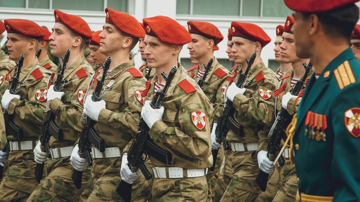     Госдума РФ приняла новый закон о выдаче повесток для явки в военкомат с помощью заказного письма. Теперь человек так или иначе получит извещение о доставке повестки, и если он не выйдет на связь в течение 20 дней — его автоматически запишут в уклонисты.