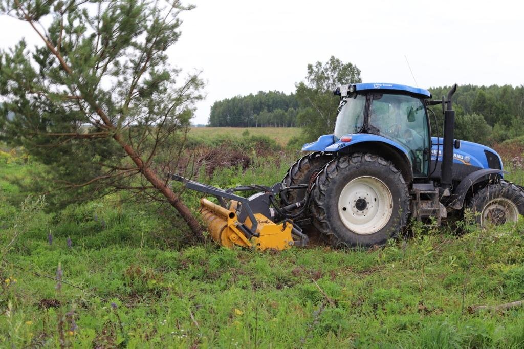 Трактор NEW HOLLAND с финским ротоватором Mericrusher MJS-241STG