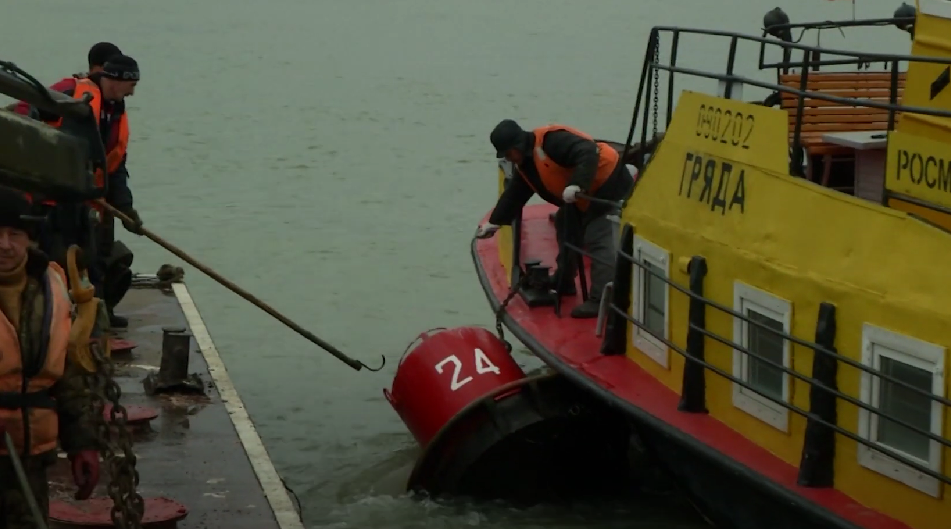 Обь. Буи снимают, навигация закончена.