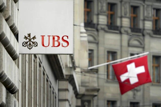 Вывеска банка UBS. Фото: FABRICE COFFRINI/AFP/Getty Images