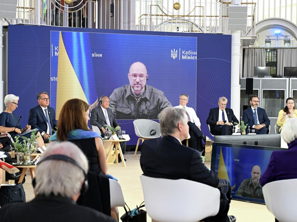    Премьер-министр Украины Денис Шмыгаль участвует по видеосвязи в конференции министров финансов стран G7 © AP Photo / DPA/Federico Gambarini