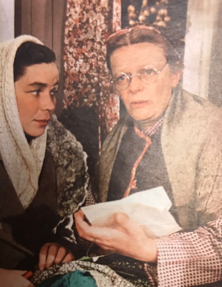 Мой любимый эпизод с Татьяной Пельтцер в фильме Марка Захарова «Формула любви», где она рекомендует своему внуку: «Отбить!» невесту у графа Калиостро. И так уверенно, что самой уже хочется «отбить»!-6-2