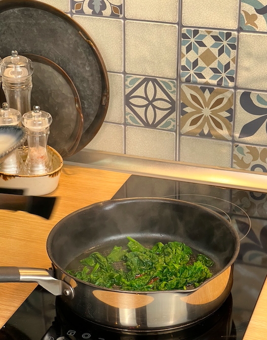 Листья мангольда и шпината по отдельности припустить в кипятке на горячей сковороде около минуты.