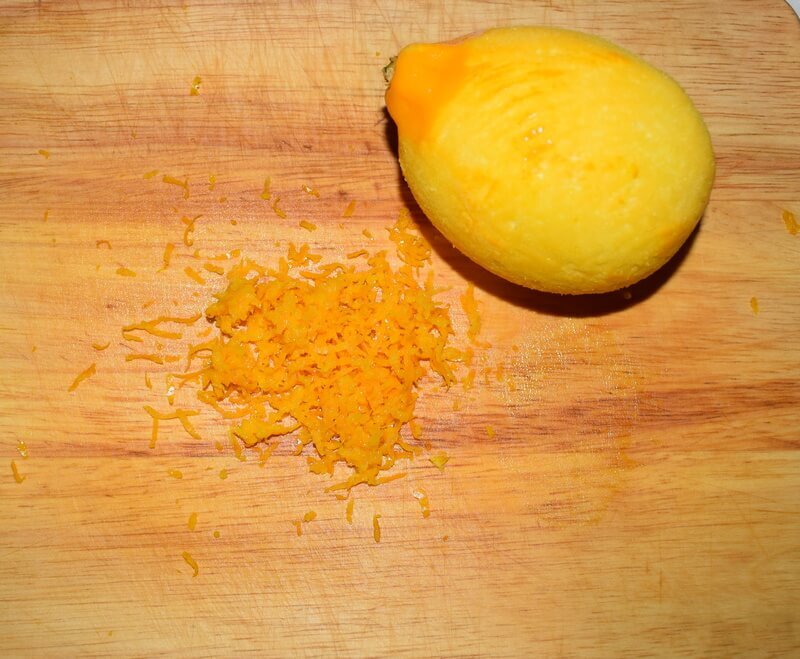 Снимаем цедру с лимона