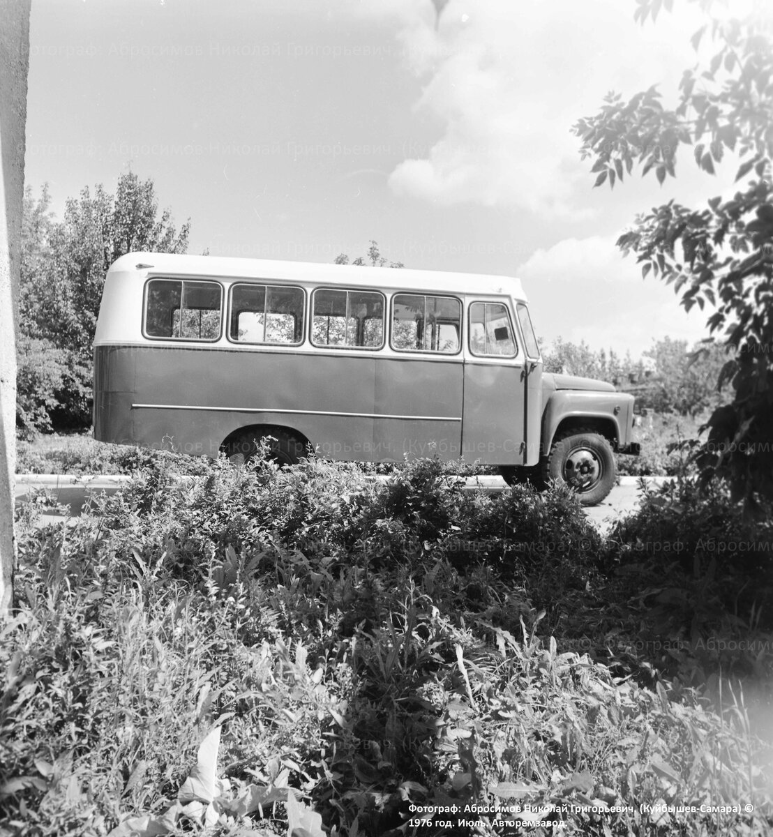 Автобус во дворе предприятия.