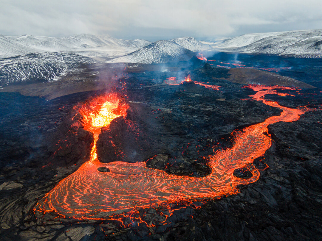 Знакомимся с самыми опасными и прекрасными вулканами Сколько на Земле вулканов, точно не знает никто. Многие из огнедышащих вершин находятся на океанском дне, которое полностью не изучено.