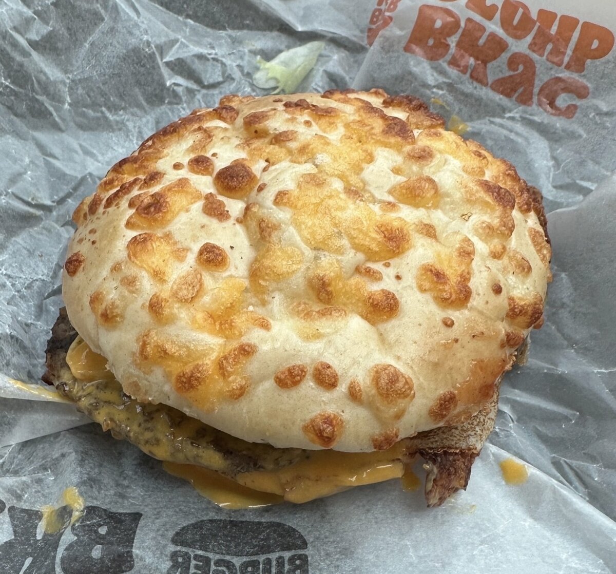 Такой у него вид сверху. Выглядит прикольно , необычно. Видно, что сыра не пожалели