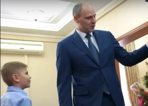  📷    Юный оренбуржец встретился с футболистами РПЛ после участия в акции «Елка желаний» Белов Михаил Александрович