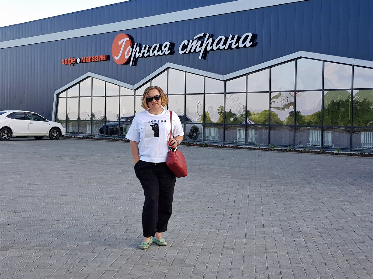 Начало красивейшей дороги. Заехали пообедать. Достойное место.