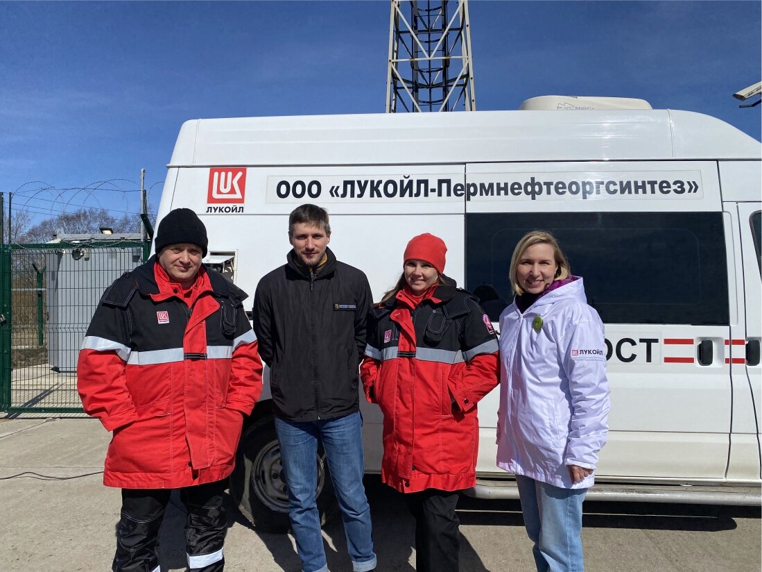 На фотографии слева направо: Кузнецов Вячеслав, главный эколог ООО «ЛУКОЙЛ-Пермнефтеоргсинтез»
Роман Шуленин, руководитель ОП "Пермское" ООО "НИПТ"
Ольга Борисова, специалист отдела Экологии ООО «ЛУКОЙЛ-Пермнефтеоргсинтез»
Елена Турова, ведущий специалист по деловым коммуникациям ООО «ЛУКОЙЛ-Пермнефтеоргсинтез»