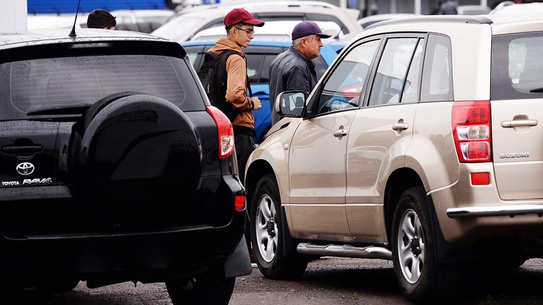 Рынок подержанных автомобилей в России продолжает расти. За I квартал объем продаж машин с пробегом увеличился на четверть. Пока его значительную часть занимают корейские, японские и европейские модели. Однако в обозримом будущем начнет расти доля б/у машин из Китая, считают эксперты. При этом специалисты не исключают небольшого увеличения цен на подержанные модели. Перспективы российского рынка автомобилей с пробегом выясняли «Известия».«Секонд-хенд» в плюсе
В I квартале 2023 года продажи подержанных автомобилей увеличились на 25,5% по сравнению с аналогичным периодом прошлого года. Об этом свидетельствуют данные исследования, проведенного сервисом «Авито Авто». Машины б/у постепенно дорожают: согласно исследованию, в начале этого года средняя цена моделей с пробегом по сравнению с IV кварталом 2022-го выросла на 11,9%. Сейчас она составляет 750 тыс. рублей.По данным Национального агентства промышленной информации, пик роста цен на подержанные автомобили возрастом до трех лет пришелся на II квартал 2022 года. Затем их стоимость стала снижаться: прошлой осенью стоимость моделей массового сегмента стала ниже на 9%, премиальные модели подешевели больше — на 17,8%.РЕКЛАМАdubrovka.asc-exeed.ruEXEED на особых условиях! Удваиваем выгоды в АСЦ!5 дней грандиозных продаж. MAX выгоды на EXEED! Доп. выгода Трейд-ин + Подарки!|EXEED в наличии с ПТС|Выгодный обмен на EXEED|Новый EXEED|Тест-драйв EXEEDУзнать большеРЕКЛАМАchangan-avtomir-dmitrovka.ruCHANGAN UNI-V уже в наличии! Зафиксируйте условияСпециальные условия от дилера CHANGAN. Сделка одним днем! Узнайте больше!|Официальный дилер|ПодаркиУзнать большеФото: РИА Новости/Максим Богодвид— Автомобили иностранных брендов продолжают пользоваться высокой популярностью у российских покупателей. Сегодня рынок авто с пробегом представляет широкий выбор моделей: автомобильные дилеры наладили процесс пополнения склада моделей с пробегом, в том числе за счет ввоза автомобилей из-за рубежа, — отмечают эксперты «Авито Авто».Что берут
За год доля подержанных автомобилей иностранных брендов немного выросла — с 69,9 до 73,6%, говорится в исследовании маркетплейса. Основной спрос приходится на модели корейских, японских и европейских производителей.Придерживаются курса: машины подорожали вслед за падением рубляКак изменится стоимость автомобилей из-за валютных колебанийСамой популярной подержанной иномаркой в I квартале этого года стал Ford Focus: эти машины стоят в среднем 470 тыс. рублей. На втором и третьем местах соплатформенные Hyundai Solaris и Kia Rio, которые до недавнего времени возглавляли список самых популярных новых моделей. Эти автомобили на вторичном рынке обойдутся в 780 тыс. рублей.Фото: ТАСС/Юрий СмитюкДалее следуют Toyota Camry (1,75 млн рублей), Volkswagen Polo (740 тыс. рублей) и Skoda Octavia (750 тыс. рублей). Замыкают топ-10 Сhevrolet Niva (до передачи прав на эту модель АвтоВАЗу автомобиль формально считался иномаркой) за 390 тыс. рублей, VW Passat предыдущего и предшествующего ему поколений (средняя стоимость на рынке — 380 тыс. рублей), Renault Logan (350 тыс. рублей) и Kia Sportage (1,39 млн рублей).Забытые старые: бизнес просит возобновить госпрограмму утилизации автомобилейКакие скидки можно будет получить на обычные машины и электрокарыСказался дефицит
Рост рынка подержанных автомобилей с пробегом происходит на фоне продолжающегося больше года падения продаж новых — по итогам I квартала они снизились на 45%. Эту тенденцию специалисты объясняют дефицитом новых моделей, а также увлечением их стоимости.— На фоне нехватки новых машин, связанной в том числе с уходом с российского рынка ряда автопроизводителей, интерес покупателей сместился в сторону подержанных автомобилей. Этому способствовал и рост цен на новые машины, — заявил «Известиям» независимый консультант по автопрому Сергей Бургазлиев.Фото: ТАСС/Сергей Бобылев/При этом на вторичном рынке также возник дефицит — ликвидных моделей с «чистой» историей и хорошим техническим состоянием, отмечает эксперт. Такие машины всегда пользовались большим спросом, а с учетом нынешней ситуации на рынке многие автовладельцы, которые прежде планировали продавать машину, решили повременить.Второе пришествие: китайские автобренды устремились в РоссиюСмогут ли новые автомобильные марки из КНР задержаться в нашей странеСергей Бургазлиев также обратил внимание на относительно небольшое количество китайских моделей на вторичном рынке. Активный рост продаж новых машин из КНР начался не так давно, и они, как правило, еще не достигли возраста, когда первые владельцы выставляют их на продажу. Теме не менее в обозримом будущем ситуация с подержанными «китайцами» изменится.— Думаю, что в течение пары лет на вторичном рынке появится значительное количество предложений по продаже моделей китайских брендов, — полагает эксперт.Предложение не поспевает
Опрошенные «Известиями» дилеры отмечают рост спроса на подержанные машины, однако объясняют его эффектом низкой базы марте-апреле 2022 года.Фото: ТАСС/Юрий Смитюк— Предпочтения клиентов остаются неизменными: наибольшей популярностью на рынке автомобилей с пробегом пользуются внедорожники и кроссоверы стоимостью 1,5–2,5 млн рублей, — сообщил директор «Авилон Автомобили с пробегом» Николай Баскаков.Он также отметил, что сейчас на рынке ощущается нехватка предложений о продаже машин с одним, максимум двумя владельцами, небольшими повреждениями или совсем без них, обслуживанием у дилера и хорошим уровнем оснащения. Представитель «Авилона» не исключил в дальнейшем роста цен на эти модели.Хорошо забытые старые: названы самые популярные машины с пробегомПодержанные авто дорожают, а их выбор уменьшается— Такие автомобили сейчас пользуются повышенным спросом, и на рынке их немного. Можно ожидать рост цен на них — не более 10%, — отметил Николай Баскаков.Исключение — модели премиального сегмента. Спрос на них сейчас несколько ниже, чем был ранее, поэтому вряд ли они вырастут в цене в обозримом будущем. Вероятнее всего, такие машины даже могут немного подешеветь, предположил Баскаков.Фото: РИА Новости/Илья НаймушинСпрос на авто с пробегом находится на невысоком уровне из-за снижения общей покупательной способности, считает директор по продажам с пробегом ГК «Автодом» и ГК «АвтоСпецЦентр» Владимир Желобов. По его мнению, стоимость машин с пробегом будет расти вслед за стоимостью новых автомобилей. Он также отметил, что подержанные автомобили стали в 2023 году еще старше, но сейчас стоят столько же, сколько и в прошлом году, когда они были «свежее».